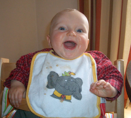Baby Philip isst Brei und lacht